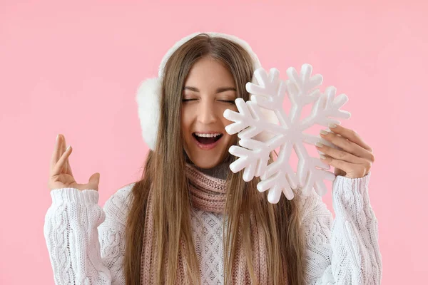 Mujer Joven Feliz Orejeras Calientes Con Gran Copo Nieve Sobre —  Fotos de Stock