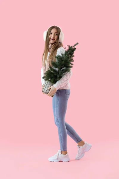 Mladá Žena Teplé Ucho Manžety Malým Vánočním Stromečkem Růžovém Pozadí — Stock fotografie