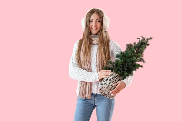 Jonge Vrouw Warme Oorkappen Met Kleine Kerstboom Roze Achtergrond — Stockfoto