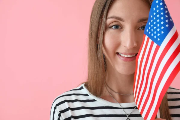 Piękna Kobieta Flagą Usa Różowym Tle Zbliżenie — Zdjęcie stockowe