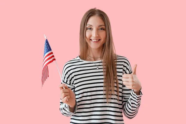 Mooie Vrouw Met Usa Vlag Tonen Duim Roze Achtergrond — Stockfoto