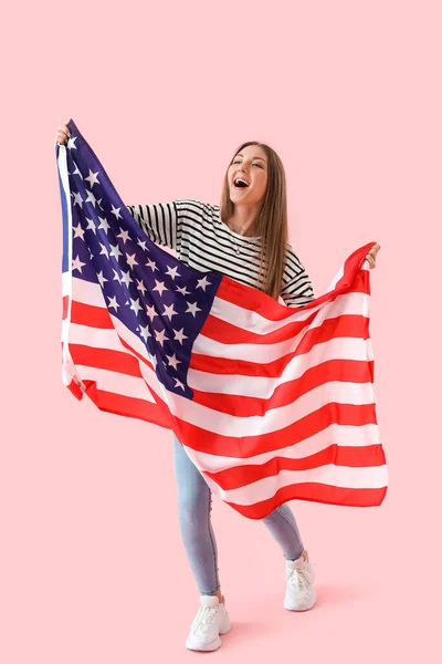 Mooie Vrouw Met Usa Vlag Roze Achtergrond — Stockfoto