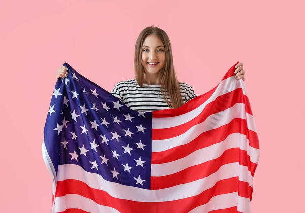 ピンクの背景にアメリカの旗を持つ美しい女性 — ストック写真