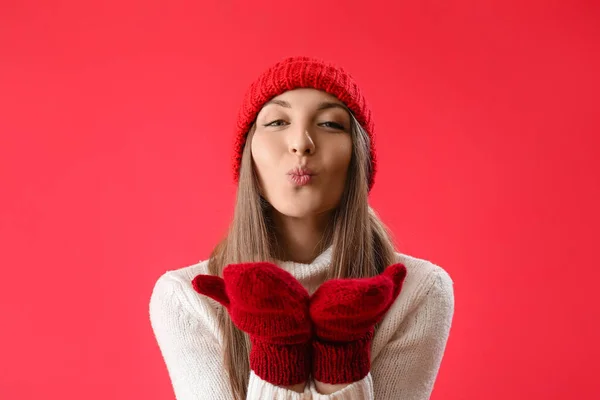 Mujer Joven Sombrero Caliente Manoplas Soplando Beso Sobre Fondo Rojo —  Fotos de Stock