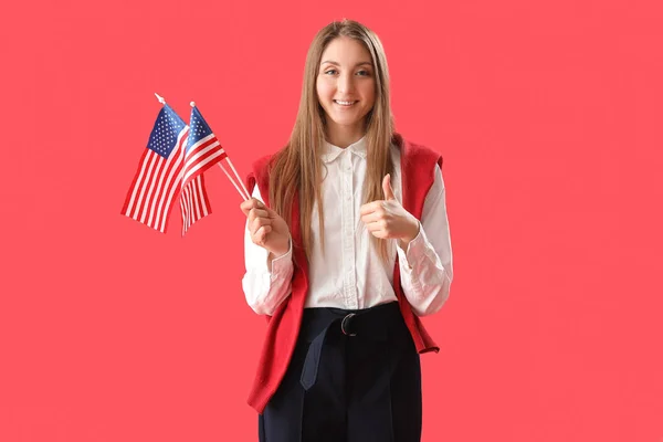 Mooie Vrouw Met Usa Vlaggen Tonen Duim Rode Achtergrond — Stockfoto