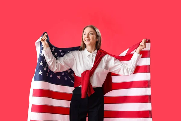 Mooie Vrouw Met Usa Vlag Rode Achtergrond — Stockfoto
