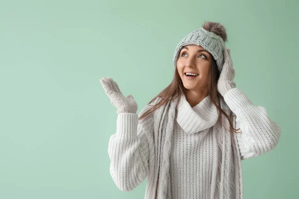 Happy Young Woman Warm Hat Scarf Green Background — Stock Photo, Image