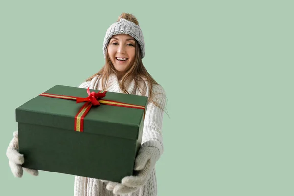 Young Woman Warm Hat Christmas Gift Green Background — Stock Photo, Image