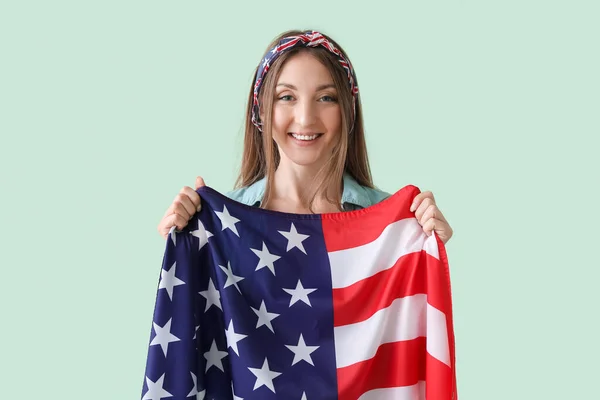 Mooie Vrouw Met Usa Vlag Groene Achtergrond — Stockfoto