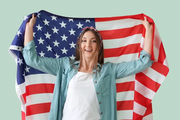 Mooie Vrouw Met Usa Vlag Groene Achtergrond — Stockfoto