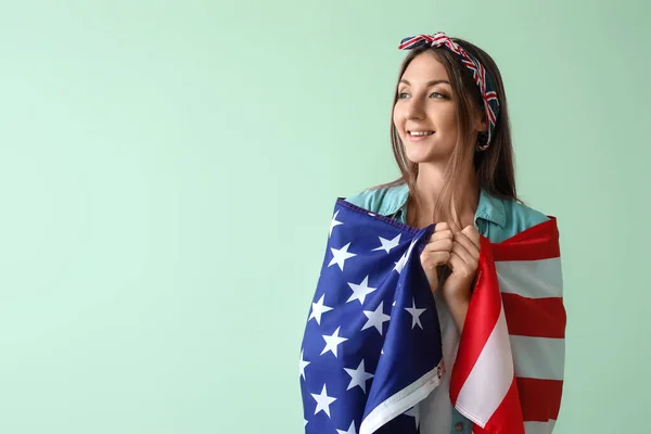 緑の背景にアメリカの旗を持つ美しい女性 — ストック写真