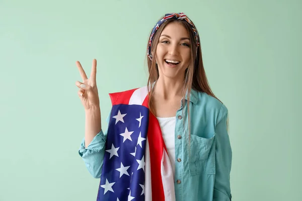 Krásná Žena Vlajkou Usa Ukazující Vítězství Gesto Zeleném Pozadí — Stock fotografie