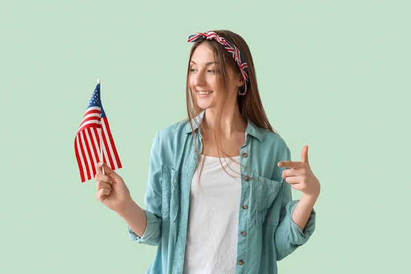 Mooie Vrouw Wijzend Naar Usa Vlag Groene Achtergrond — Stockfoto