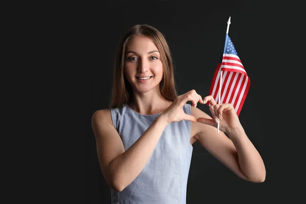 Piękna Kobieta Flagą Usa Robi Kształt Serca Czarnym Tle — Zdjęcie stockowe