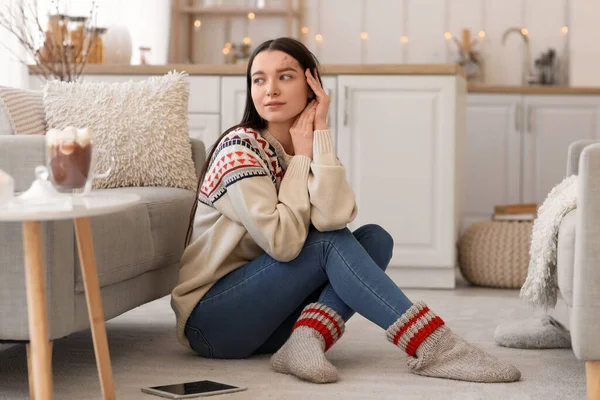 Mujer Joven Suéter Caliente Sentado Cocina —  Fotos de Stock