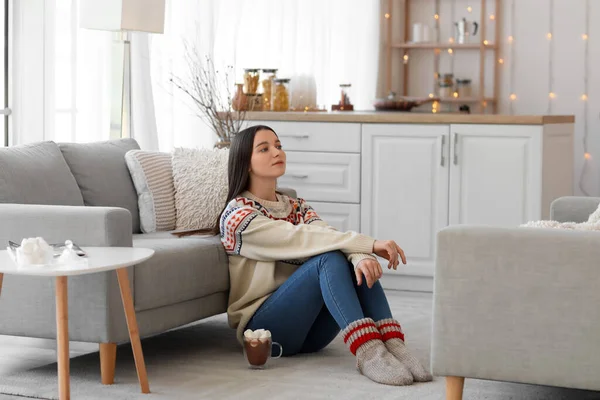 Mujer Joven Suéter Caliente Sentado Cocina — Foto de Stock