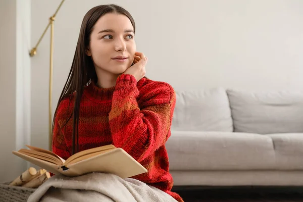 Jonge Vrouw Warme Trui Leesboek Thuis — Stockfoto