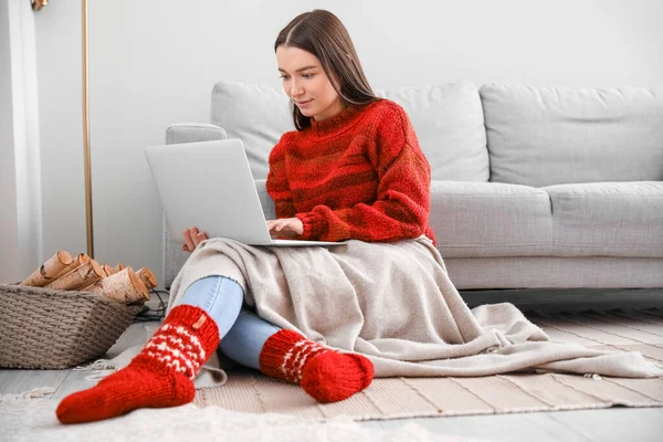 Young Woman Warm Sweater Using Laptop Home — Stock Photo, Image