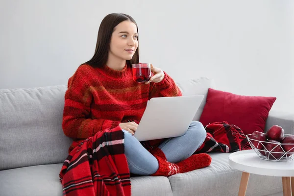 Young Woman Cup Tea Laptop Sitting Sofa Home — Stock Photo, Image