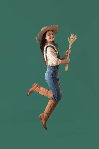 Молодая Фермерша Пшеничными Шипами Прыгает Зеленом Фоне — стоковое фото