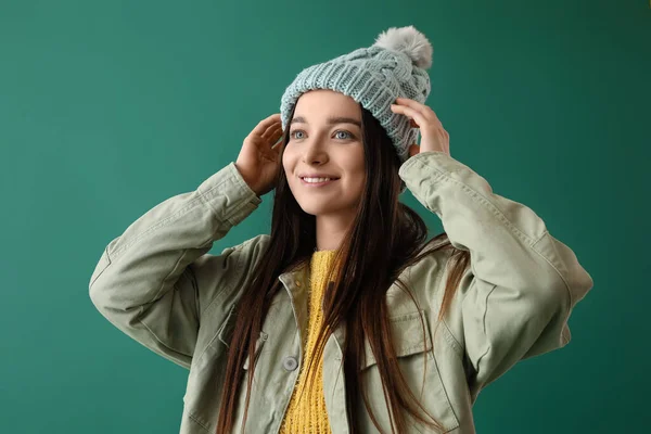 Νεαρή Γυναίκα Ζεστό Καπέλο Πράσινο Φόντο — Φωτογραφία Αρχείου