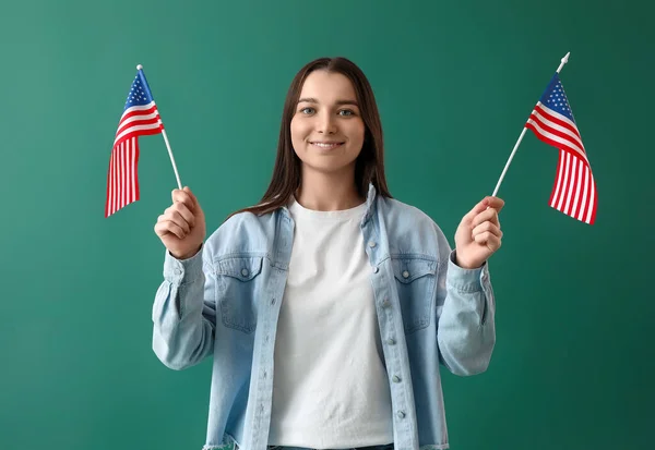 Jonge Vrouw Met Usa Vlaggen Groene Achtergrond — Stockfoto