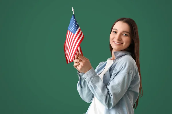 Молода Жінка Американським Прапором Зеленому Тлі — стокове фото