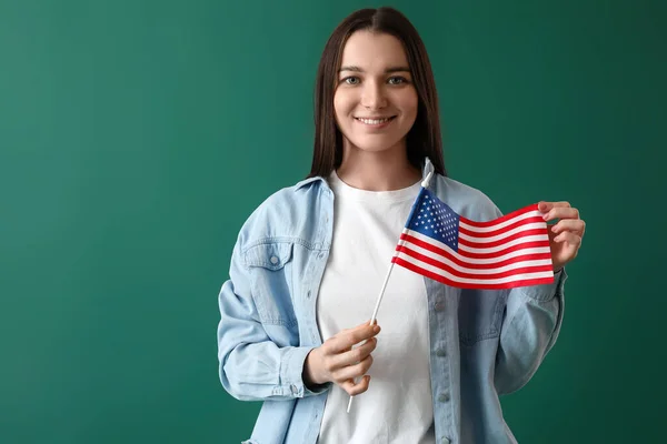 Junge Frau Mit Usa Flagge Auf Grünem Hintergrund — Stockfoto