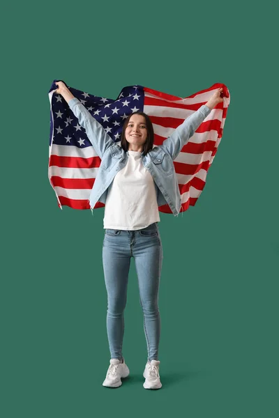 Jonge Vrouw Met Usa Vlag Groene Achtergrond — Stockfoto