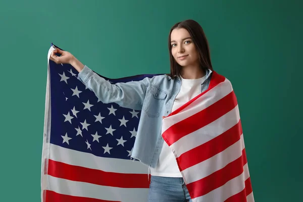 Jonge Vrouw Met Usa Vlag Groene Achtergrond — Stockfoto