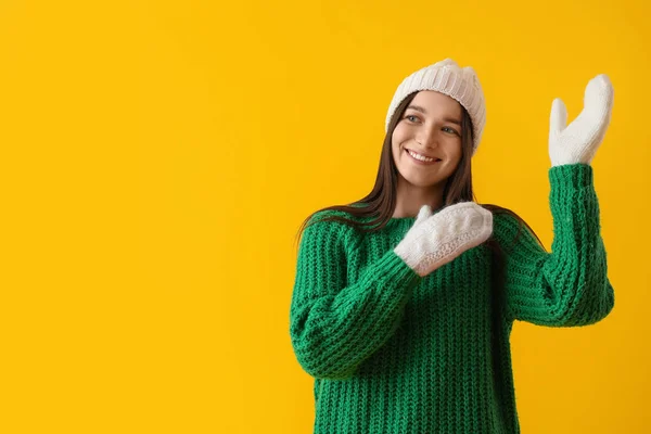 Jonge Vrouw Met Warme Hoed Groene Trui Gele Achtergrond — Stockfoto