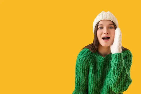 Έκπληκτη Νεαρή Γυναίκα Ζεστό Καπέλο Και Πράσινο Πουλόβερ Κίτρινο Φόντο — Φωτογραφία Αρχείου
