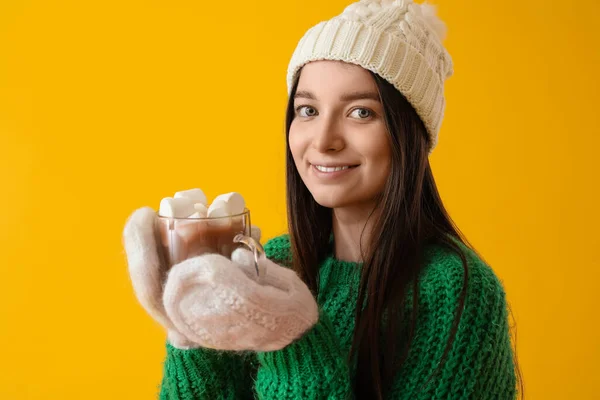 Молодая Женщина Теплой Шляпе Стеклянной Чашкой Какао Зефиром Желтом Фоне — стоковое фото