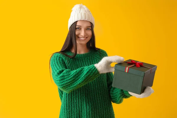 Молодая Женщина Теплой Шляпе Рождественским Подарком Желтом Фоне — стоковое фото