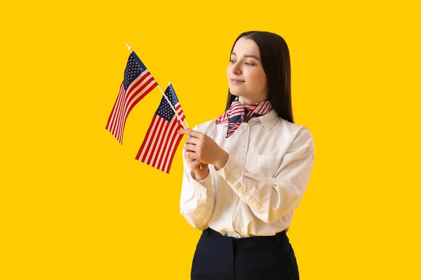 Mladá Žena Vlajkami Usa Žlutém Pozadí — Stock fotografie