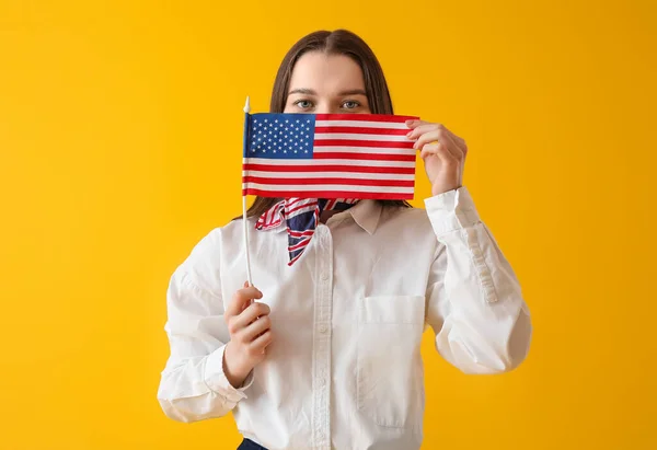 Mladá Žena Vlajkou Usa Žlutém Pozadí — Stock fotografie
