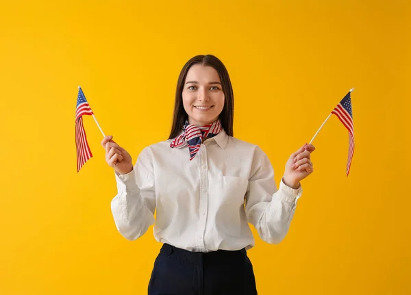 Jonge Vrouw Met Usa Vlaggen Gele Achtergrond — Stockfoto