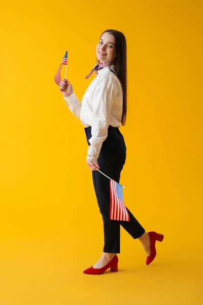 Молода Жінка Американським Прапором Жовтому Тлі — стокове фото