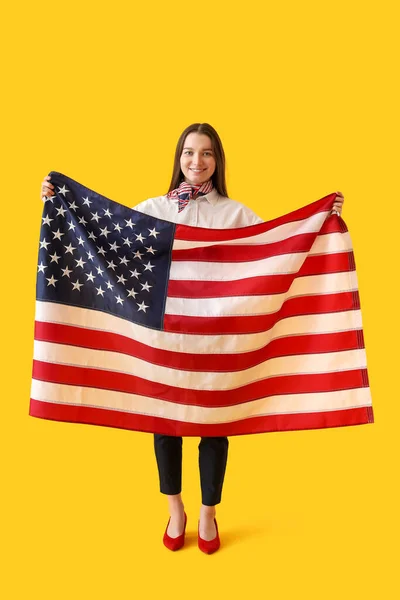 Wanita Muda Dengan Bendera Usa Pada Latar Belakang Kuning — Stok Foto