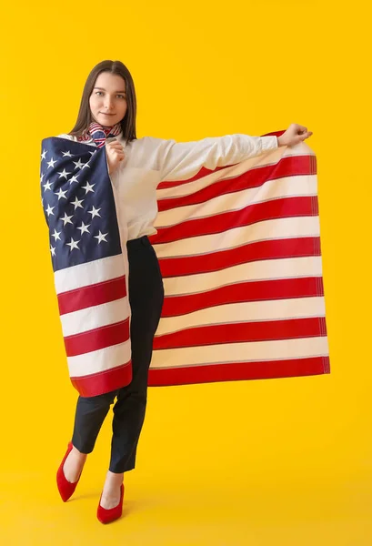 Jonge Vrouw Met Usa Vlag Gele Achtergrond — Stockfoto