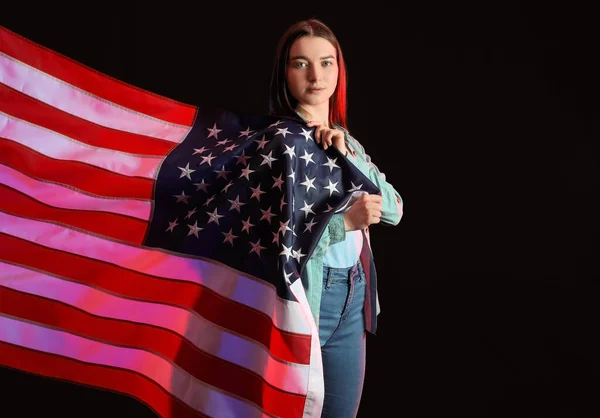 Wanita Muda Dengan Bendera Usa Latar Belakang Hitam — Stok Foto