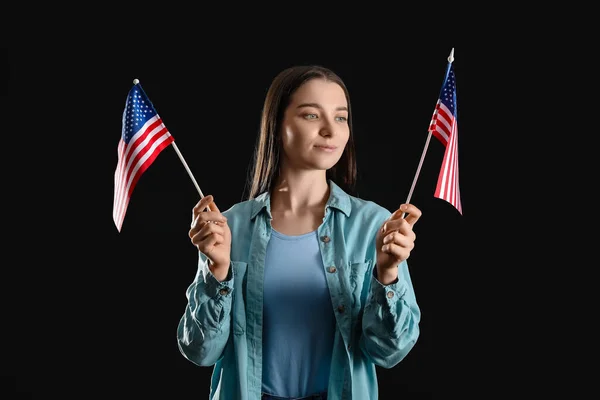 Wanita Muda Dengan Bendera Usa Pada Latar Belakang Hitam — Stok Foto