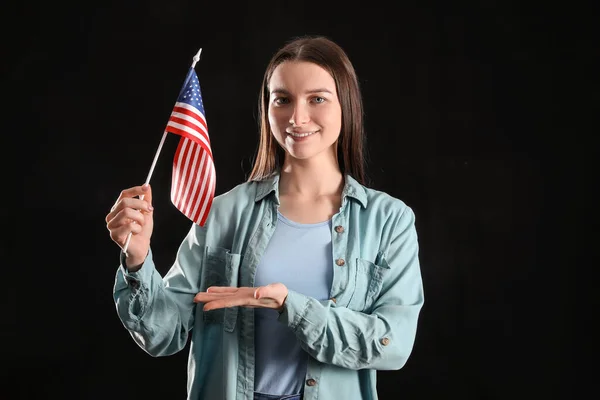 Mladá Žena Ukazující Vlajku Usa Černém Pozadí — Stock fotografie