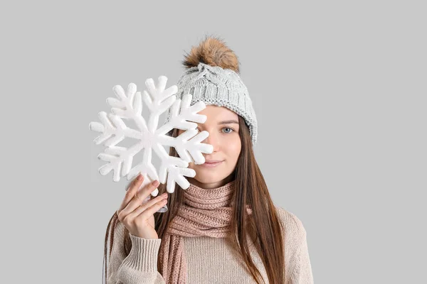Jonge Vrouw Met Warme Hoed Met Grote Sneeuwvlok Grijze Achtergrond — Stockfoto