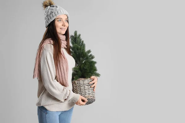 Jonge Vrouw Warme Hoed Met Kleine Kerstboom Grijze Achtergrond — Stockfoto