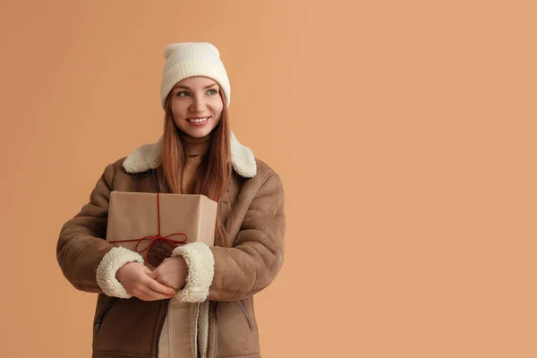 Young Redhead Woman Sheepskin Jacket Christmas Present Beige Background — Stock Photo, Image