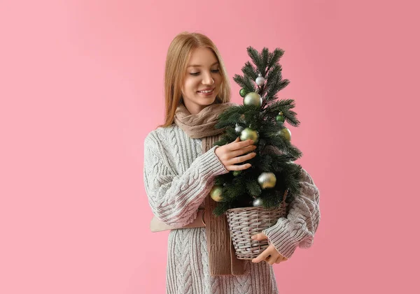 Mladá Zrzka Žena Teplém Šátku Malým Vánočním Stromečkem Růžovém Pozadí — Stock fotografie