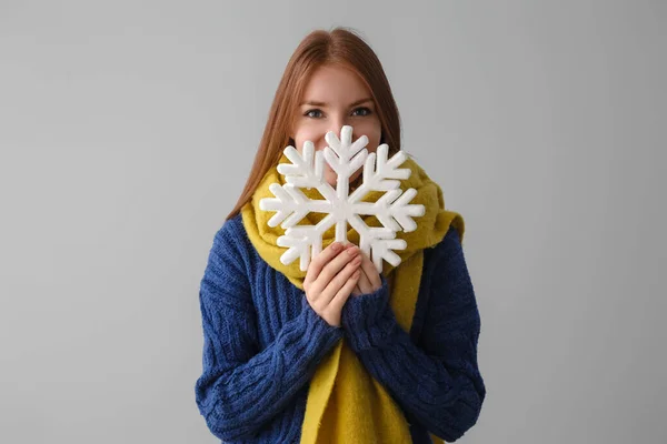 Jonge Roodharige Vrouw Warme Sjaal Met Grote Sneeuwvlok Grijze Achtergrond — Stockfoto