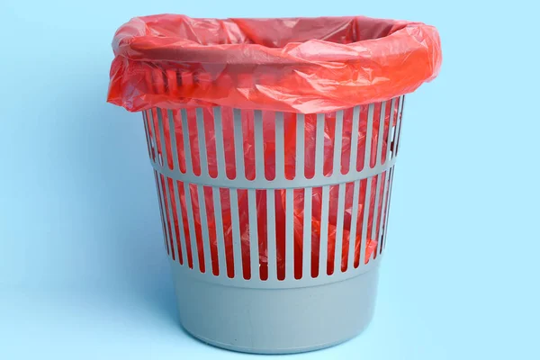 Lixo Bin Com Saco Fundo Cor — Fotografia de Stock