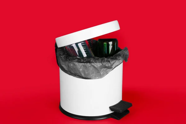 打开装有红色背景垃圾的垃圾桶 — 图库照片